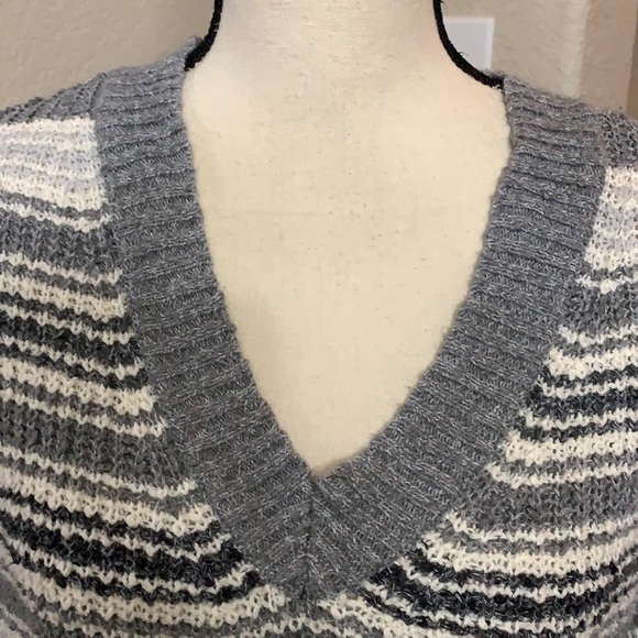 American Eagle Outfitters gray, white, black striped cropped knit sweater - Picture 5 of 17